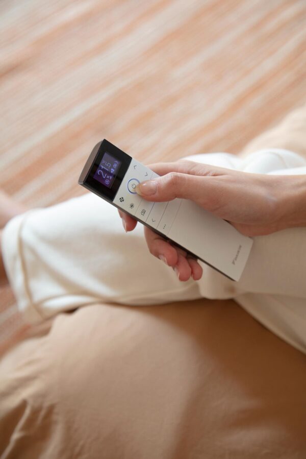 Daikin_Emura_3_weiss_FTXJ_AW_Fernbedienung_4